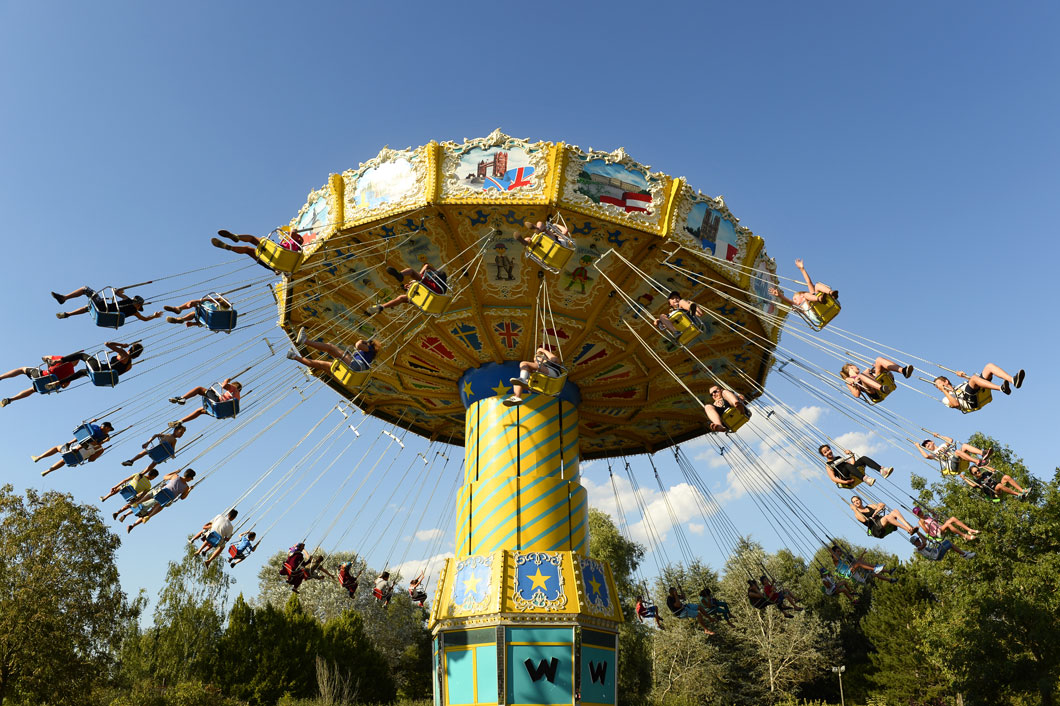 Un Parc D'attraction Propose Deux Formules D'abonnement
