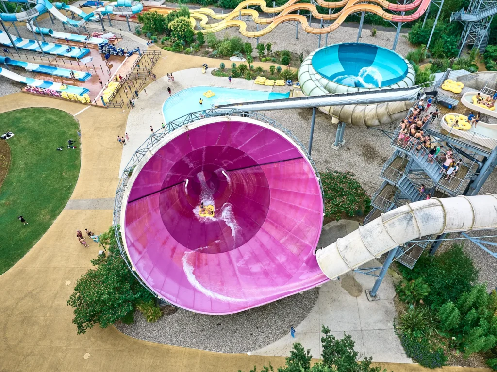 Parc aquatique ou plage : le match de l&rsquo;été pour vos vacances